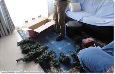 Montando el arbolito de Navidad