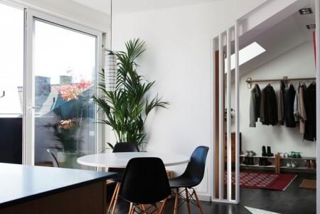 techos inclinados aticos diseño swan chair suelos dinesen suelo de madera parquet suelo de madera de lujo suelo de madera de gran calidad suelo con planchas de madera sillas eames negras silla cisne jacobsen vintage muebles nórdicos muebles diseño danés muebles diseño americano muebles de diseño estilo nórdico estilo minimalista estilo escandinavo eames chair diseño interiores aticos diseño interiores decoración sueca decoración nórdica decoración masculina decoración interiores decoración aticos y lofts decoración ático diáfano blog interiorismo blog estilo nórdico blog decoración 