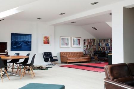 techos inclinados aticos diseño swan chair suelos dinesen suelo de madera parquet suelo de madera de lujo suelo de madera de gran calidad suelo con planchas de madera sillas eames negras silla cisne jacobsen vintage muebles nórdicos muebles diseño danés muebles diseño americano muebles de diseño estilo nórdico estilo minimalista estilo escandinavo eames chair diseño interiores aticos diseño interiores decoración sueca decoración nórdica decoración masculina decoración interiores decoración aticos y lofts decoración ático diáfano blog interiorismo blog estilo nórdico blog decoración 