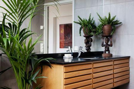 techos inclinados aticos diseño swan chair suelos dinesen suelo de madera parquet suelo de madera de lujo suelo de madera de gran calidad suelo con planchas de madera sillas eames negras silla cisne jacobsen vintage muebles nórdicos muebles diseño danés muebles diseño americano muebles de diseño estilo nórdico estilo minimalista estilo escandinavo eames chair diseño interiores aticos diseño interiores decoración sueca decoración nórdica decoración masculina decoración interiores decoración aticos y lofts decoración ático diáfano blog interiorismo blog estilo nórdico blog decoración 