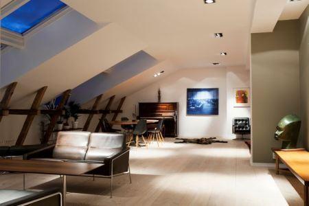 techos inclinados aticos diseño swan chair suelos dinesen suelo de madera parquet suelo de madera de lujo suelo de madera de gran calidad suelo con planchas de madera sillas eames negras silla cisne jacobsen vintage muebles nórdicos muebles diseño danés muebles diseño americano muebles de diseño estilo nórdico estilo minimalista estilo escandinavo eames chair diseño interiores aticos diseño interiores decoración sueca decoración nórdica decoración masculina decoración interiores decoración aticos y lofts decoración ático diáfano blog interiorismo blog estilo nórdico blog decoración 