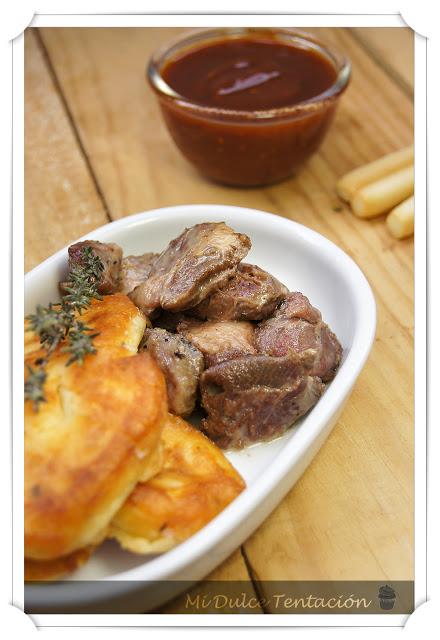 Carrilleras de Cordero Lechal con Buñuelos de Patata y Parmesano y Chutney de Tomate