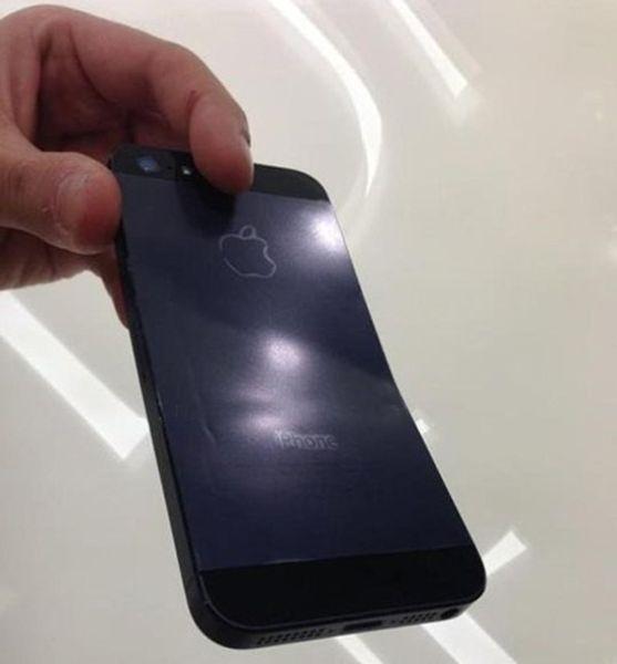 El iPhone 5 se dobla en el bolsillo trasero