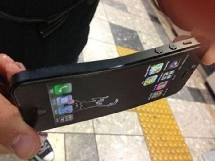 El iPhone 5 se dobla en el bolsillo trasero