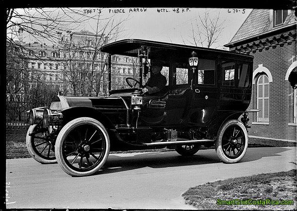 Primer auto eléctrico Tesla Pierce Arrow. alcanzó los 90 km7h sin esfuerzo (1918)