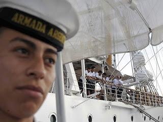 Tripulantes de Fragata Libertad saludan al pueblo argentino