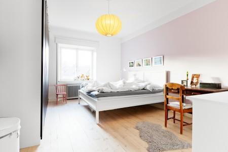 suelos blancos madera clara sofás sofa gris decoración piso sueco minimalista muebles de ikea y vintage interiores nordicos minimalistas estilo nórdico estilo escandinavo diseño de interiores decoración nordica con muebles segunda mano vintage decoración nórdica blanco decoración nórdica decoración minimalista decoración ikea vintage decoración en blanco decoración de interiores blog interiorismo blog estilo nórdico blog decoración blog deco 