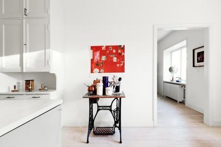 suelos blancos madera clara sofás sofa gris decoración piso sueco minimalista muebles de ikea y vintage interiores nordicos minimalistas estilo nórdico estilo escandinavo diseño de interiores decoración nordica con muebles segunda mano vintage decoración nórdica blanco decoración nórdica decoración minimalista decoración ikea vintage decoración en blanco decoración de interiores blog interiorismo blog estilo nórdico blog decoración blog deco 