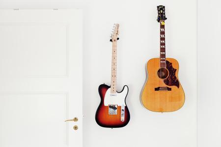 suelos blancos madera clara sofás sofa gris decoración piso sueco minimalista muebles de ikea y vintage interiores nordicos minimalistas estilo nórdico estilo escandinavo diseño de interiores decoración nordica con muebles segunda mano vintage decoración nórdica blanco decoración nórdica decoración minimalista decoración ikea vintage decoración en blanco decoración de interiores blog interiorismo blog estilo nórdico blog decoración blog deco 