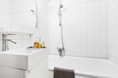 suelos blancos madera clara sofás sofa gris decoración piso sueco minimalista muebles de ikea y vintage interiores nordicos minimalistas estilo nórdico estilo escandinavo diseño de interiores decoración nordica con muebles segunda mano vintage decoración nórdica blanco decoración nórdica decoración minimalista decoración ikea vintage decoración en blanco decoración de interiores blog interiorismo blog estilo nórdico blog decoración blog deco 