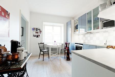 suelos blancos madera clara sofás sofa gris decoración piso sueco minimalista muebles de ikea y vintage interiores nordicos minimalistas estilo nórdico estilo escandinavo diseño de interiores decoración nordica con muebles segunda mano vintage decoración nórdica blanco decoración nórdica decoración minimalista decoración ikea vintage decoración en blanco decoración de interiores blog interiorismo blog estilo nórdico blog decoración blog deco 