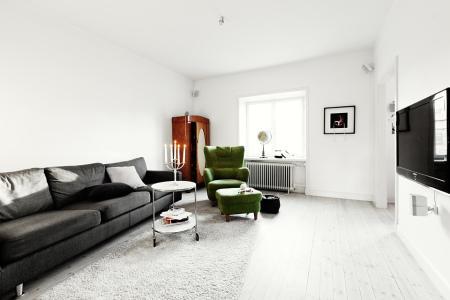 suelos blancos madera clara sofás sofa gris decoración piso sueco minimalista muebles de ikea y vintage interiores nordicos minimalistas estilo nórdico estilo escandinavo diseño de interiores decoración nordica con muebles segunda mano vintage decoración nórdica blanco decoración nórdica decoración minimalista decoración ikea vintage decoración en blanco decoración de interiores blog interiorismo blog estilo nórdico blog decoración blog deco 