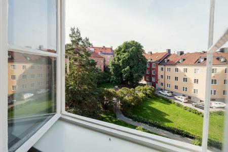 suelos blancos madera clara sofás sofa gris decoración piso sueco minimalista muebles de ikea y vintage interiores nordicos minimalistas estilo nórdico estilo escandinavo diseño de interiores decoración nordica con muebles segunda mano vintage decoración nórdica blanco decoración nórdica decoración minimalista decoración ikea vintage decoración en blanco decoración de interiores blog interiorismo blog estilo nórdico blog decoración blog deco 
