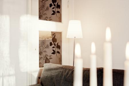 suelos blancos madera clara sofás sofa gris decoración piso sueco minimalista muebles de ikea y vintage interiores nordicos minimalistas estilo nórdico estilo escandinavo diseño de interiores decoración nordica con muebles segunda mano vintage decoración nórdica blanco decoración nórdica decoración minimalista decoración ikea vintage decoración en blanco decoración de interiores blog interiorismo blog estilo nórdico blog decoración blog deco 