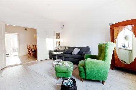 suelos blancos madera clara sofás sofa gris decoración piso sueco minimalista muebles de ikea y vintage interiores nordicos minimalistas estilo nórdico estilo escandinavo diseño de interiores decoración nordica con muebles segunda mano vintage decoración nórdica blanco decoración nórdica decoración minimalista decoración ikea vintage decoración en blanco decoración de interiores blog interiorismo blog estilo nórdico blog decoración blog deco 