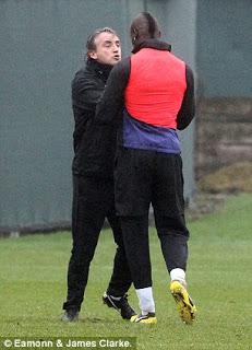 FOTOS EN DAILYMAIL DE LA PELEA ENTRE BALOTELLI Y MANCINI