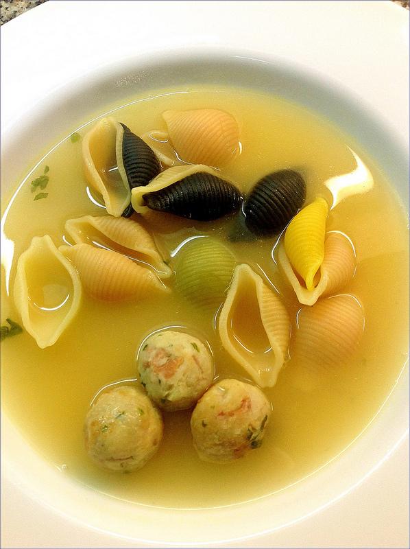 SOPA DE PASTA CON ALBONDIGUILLAS
