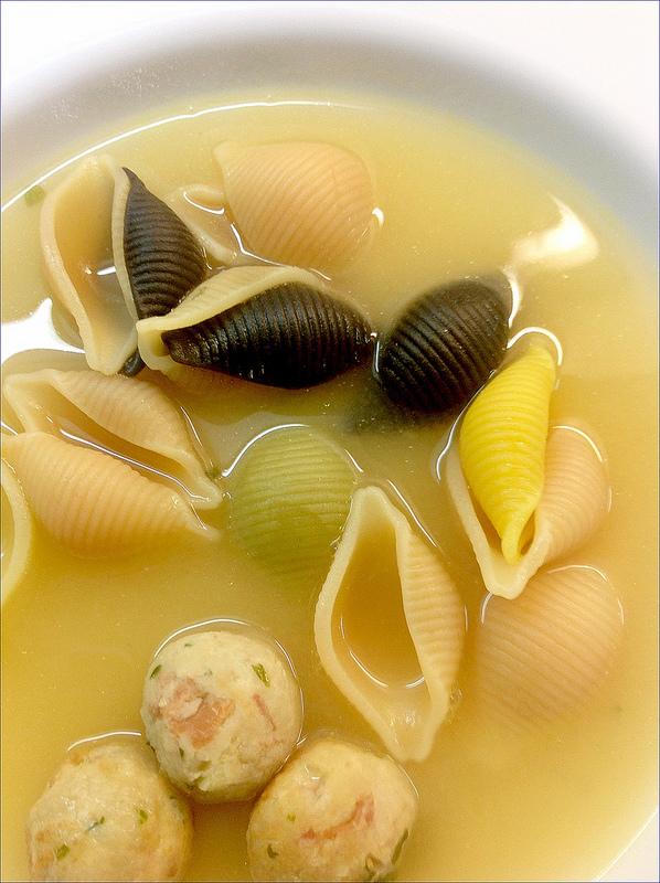 SOPA DE PASTA CON ALBONDIGUILLAS