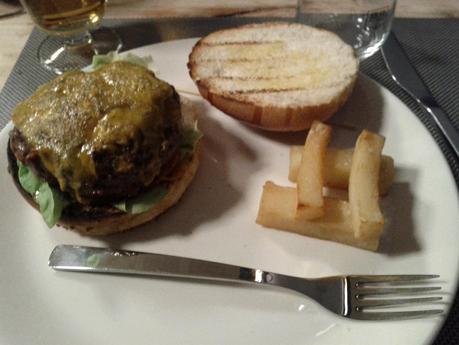 GRANVÍA UNO: una hamburguesa gourmet se esconde tras una suculenta carta. GRANVÍA UNO: una hamburguesa gourmet se esconde tras una suculenta carta.