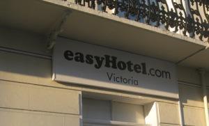 Primer día en Londres. Parte I. cartel easyhotel