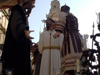 El Vía-Crucis acuerda pasar por la Catedral. El Perdón se lo piensa