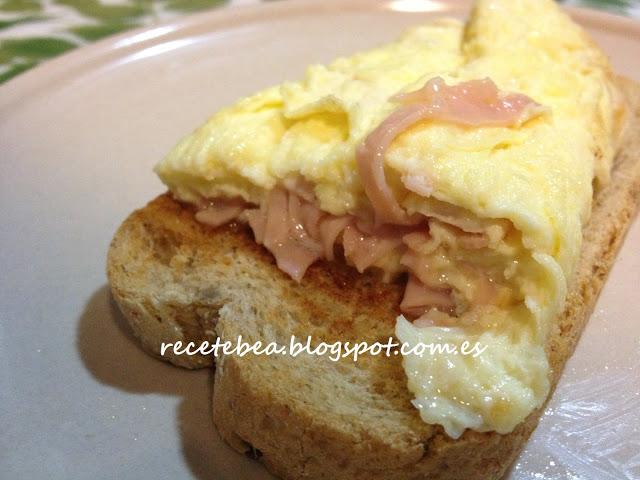 Tosta de pan de avena y tortilla francesa de jamon york