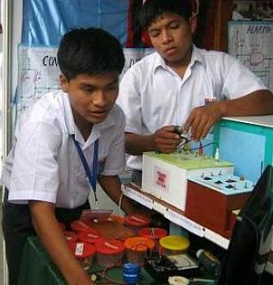 En Cañete: RESALTAN FERIA DE PROYECTOS EN I.E. ALFONSO UGARTE…