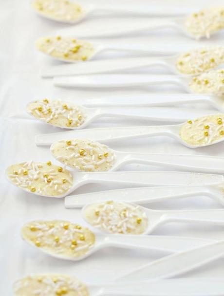 Kits de helio, etiquetas de regalo y unas fotos preciosas cucharas de chocolate blanco