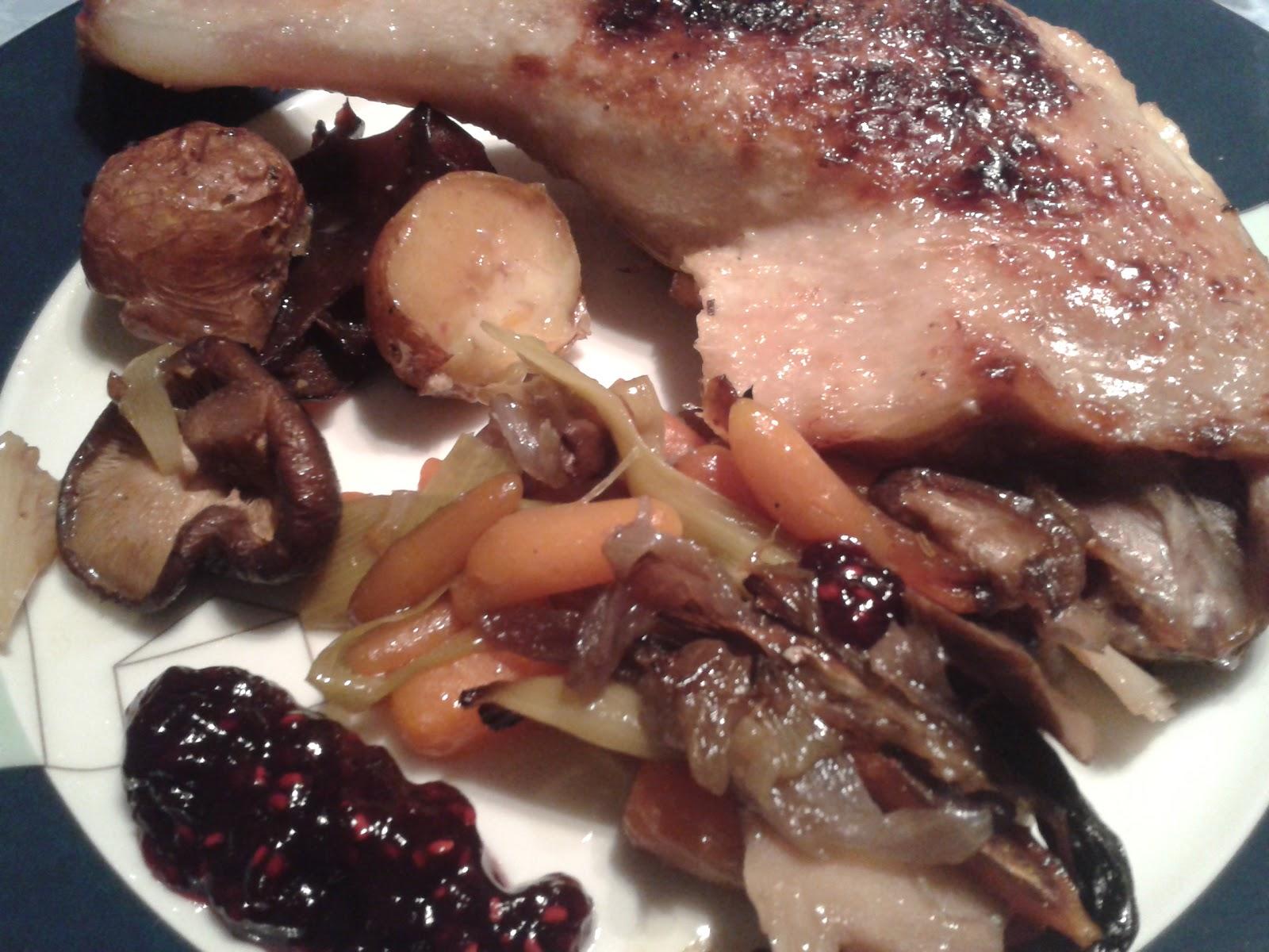 Muslo de pato con salsa de arándanos