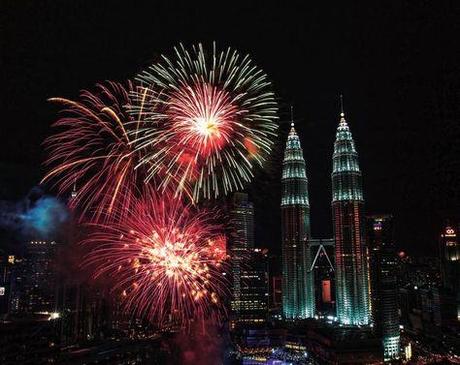 Malasia. Fuegos artificiales frente a las torres Petronas dan la bienvenida al nuevo año en Kuala Lampur.