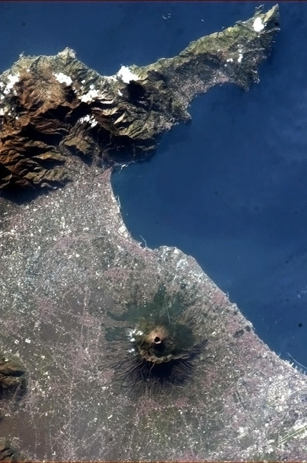 Volcán Vesubio desde el espacio