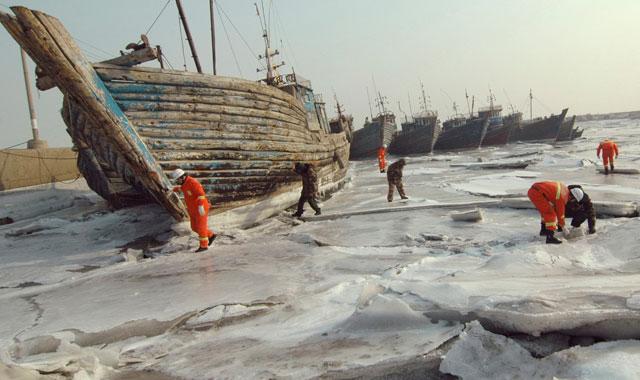barcos atrapados por el hielo en China
