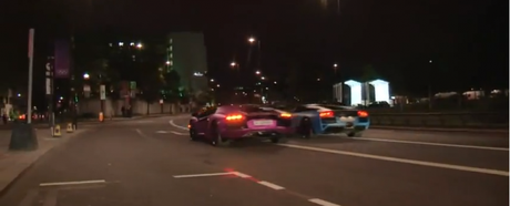 Carrera de coches de niños ricos por las calles de Londres
