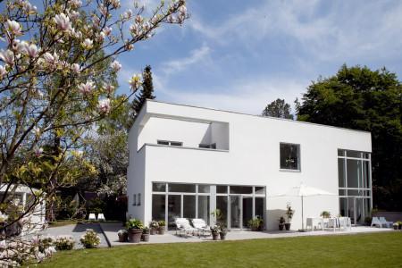 Puro estilo nórdico al norte de Copenhague suelo de láminas de madera de diseño Douglas sofa de Raun sillones exterior Amigo de Fiam sillas ant hormiga arne jacobsen silla barcelona blanco muebles modernos muebles jardin diseño muebles de exterior muebles de diseño Mies van der Rohe muebles de diseño muebles blancos lamparas Paolo Rizzatto Oi Soi Oi lampara de diseño blanco estilo nórdico puro blanco estilo nórdico blanco estilo nórdico estilo escandinavo diseño de interiores diseño de exteriores decoración nórdica decoración en blanco decoración de interiores cojines Louise Roe cocinas TREND cocinas modernas cocinas blancas chimenea Philip Pejse blog decoración bañeras G. Pasquali Bad & Stil