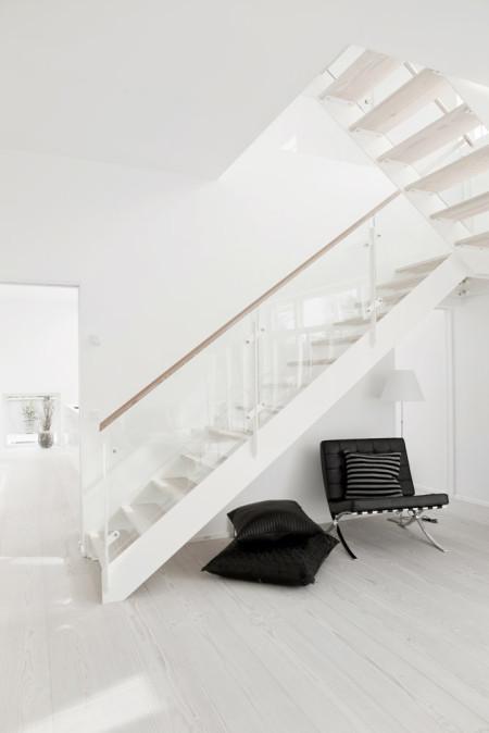 Puro estilo nórdico al norte de Copenhague suelo de láminas de madera de diseño Douglas sofa de Raun sillones exterior Amigo de Fiam sillas ant hormiga arne jacobsen silla barcelona blanco muebles modernos muebles jardin diseño muebles de exterior muebles de diseño Mies van der Rohe muebles de diseño muebles blancos lamparas Paolo Rizzatto Oi Soi Oi lampara de diseño blanco estilo nórdico puro blanco estilo nórdico blanco estilo nórdico estilo escandinavo diseño de interiores diseño de exteriores decoración nórdica decoración en blanco decoración de interiores cojines Louise Roe cocinas TREND cocinas modernas cocinas blancas chimenea Philip Pejse blog decoración bañeras G. Pasquali Bad & Stil