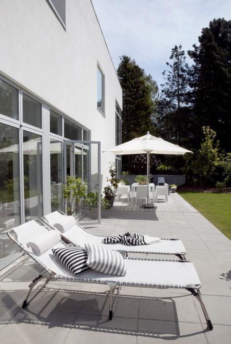 Puro estilo nórdico al norte de Copenhague suelo de láminas de madera de diseño Douglas sofa de Raun sillones exterior Amigo de Fiam sillas ant hormiga arne jacobsen silla barcelona blanco muebles modernos muebles jardin diseño muebles de exterior muebles de diseño Mies van der Rohe muebles de diseño muebles blancos lamparas Paolo Rizzatto Oi Soi Oi lampara de diseño blanco estilo nórdico puro blanco estilo nórdico blanco estilo nórdico estilo escandinavo diseño de interiores diseño de exteriores decoración nórdica decoración en blanco decoración de interiores cojines Louise Roe cocinas TREND cocinas modernas cocinas blancas chimenea Philip Pejse blog decoración bañeras G. Pasquali Bad & Stil