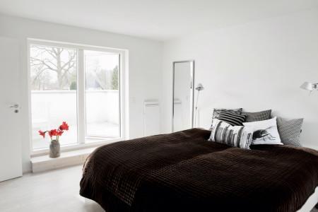 Puro estilo nórdico al norte de Copenhague suelo de láminas de madera de diseño Douglas sofa de Raun sillones exterior Amigo de Fiam sillas ant hormiga arne jacobsen silla barcelona blanco muebles modernos muebles jardin diseño muebles de exterior muebles de diseño Mies van der Rohe muebles de diseño muebles blancos lamparas Paolo Rizzatto Oi Soi Oi lampara de diseño blanco estilo nórdico puro blanco estilo nórdico blanco estilo nórdico estilo escandinavo diseño de interiores diseño de exteriores decoración nórdica decoración en blanco decoración de interiores cojines Louise Roe cocinas TREND cocinas modernas cocinas blancas chimenea Philip Pejse blog decoración bañeras G. Pasquali Bad & Stil