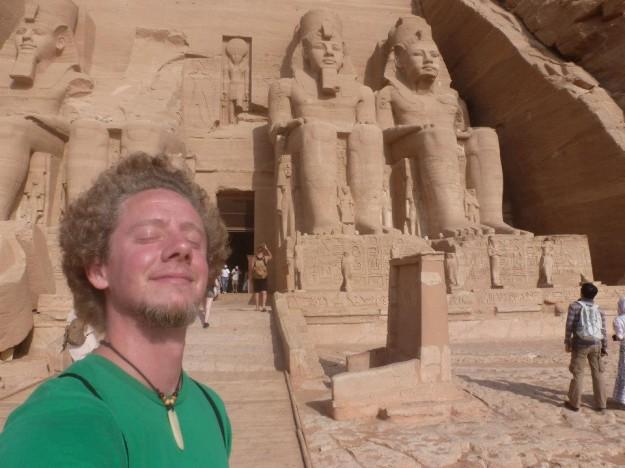 Dan posa en Egipto junto a los faraones
