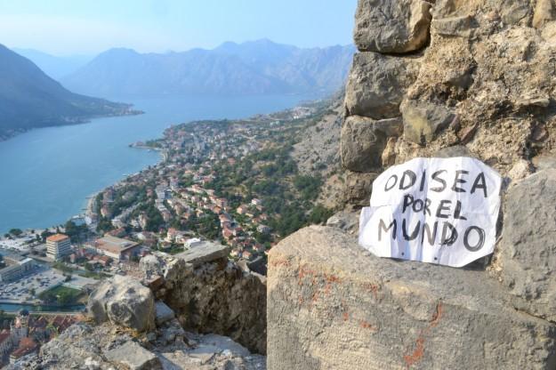Odisea por el Mundo, en lo alto de la Bahía de Kotor, Montenegro