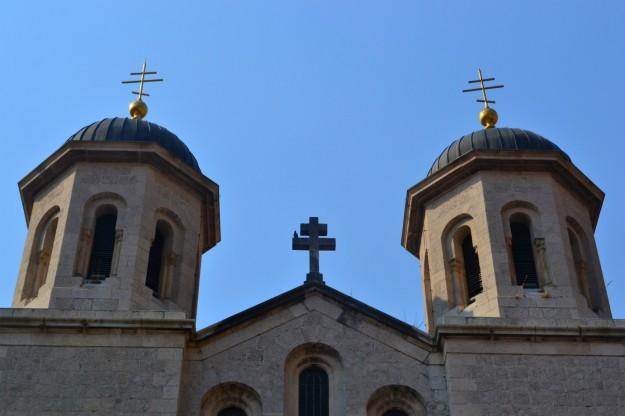 Iglesia Ortodoxa en Kotor. Observen el estilo distinto de las cruces