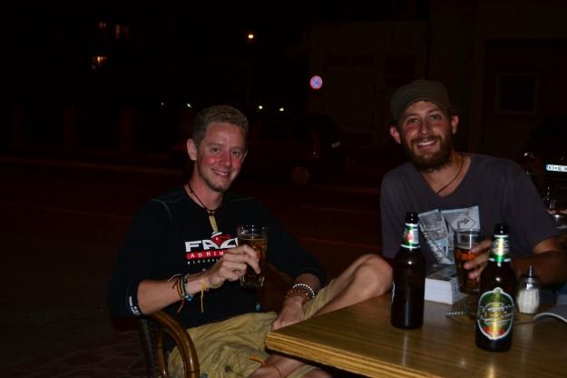 Compartiendo unas cervezas con Dan, en Kotor, Montenegro