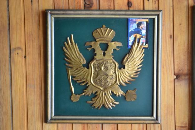 La figurita de Maradona en el Escudo Nacional de Montenegro
