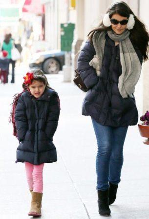 Katie Holmes y Suri Cruise, muy conjuntadas. Consigue su plumífero