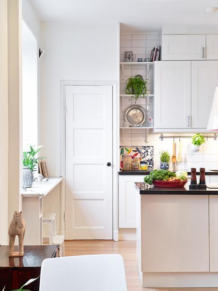 suelo de roble espigado suelo de madera sofa blanco ikea salón blanco decoración planta distribución abierta nevera negra cocina blanca muebles blancos decoración lamparas de diseño blanco iluminación del hogar estilo nórdico dormitorio decoración blanco distribuición diafana distribución diafana abierta salón cocina comedor diseño de interiores diseño de iluminación y lamparas decoración nórdica decoración moderna decoración en blanco decoración de interiores cocinas modernas cocinas de ikea cocinas blancas blog interiorismo blog interiores blog decoración adornos de colores accesorios complementos hogar 