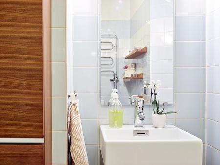 suelo de roble espigado suelo de madera sofa blanco ikea salón blanco decoración planta distribución abierta nevera negra cocina blanca muebles blancos decoración lamparas de diseño blanco iluminación del hogar estilo nórdico dormitorio decoración blanco distribuición diafana distribución diafana abierta salón cocina comedor diseño de interiores diseño de iluminación y lamparas decoración nórdica decoración moderna decoración en blanco decoración de interiores cocinas modernas cocinas de ikea cocinas blancas blog interiorismo blog interiores blog decoración adornos de colores accesorios complementos hogar 