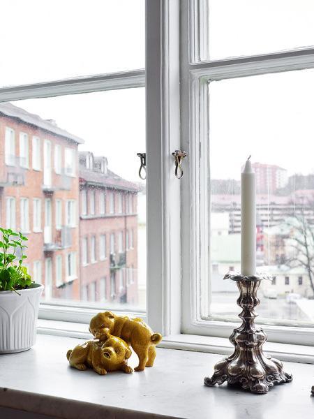 suelo de roble espigado suelo de madera sofa blanco ikea salón blanco decoración planta distribución abierta nevera negra cocina blanca muebles blancos decoración lamparas de diseño blanco iluminación del hogar estilo nórdico dormitorio decoración blanco distribuición diafana distribución diafana abierta salón cocina comedor diseño de interiores diseño de iluminación y lamparas decoración nórdica decoración moderna decoración en blanco decoración de interiores cocinas modernas cocinas de ikea cocinas blancas blog interiorismo blog interiores blog decoración adornos de colores accesorios complementos hogar 