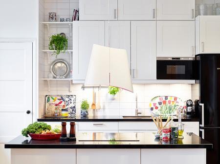 suelo de roble espigado suelo de madera sofa blanco ikea salón blanco decoración planta distribución abierta nevera negra cocina blanca muebles blancos decoración lamparas de diseño blanco iluminación del hogar estilo nórdico dormitorio decoración blanco distribuición diafana distribución diafana abierta salón cocina comedor diseño de interiores diseño de iluminación y lamparas decoración nórdica decoración moderna decoración en blanco decoración de interiores cocinas modernas cocinas de ikea cocinas blancas blog interiorismo blog interiores blog decoración adornos de colores accesorios complementos hogar 