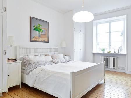 suelo de roble espigado suelo de madera sofa blanco ikea salón blanco decoración planta distribución abierta nevera negra cocina blanca muebles blancos decoración lamparas de diseño blanco iluminación del hogar estilo nórdico dormitorio decoración blanco distribuición diafana distribución diafana abierta salón cocina comedor diseño de interiores diseño de iluminación y lamparas decoración nórdica decoración moderna decoración en blanco decoración de interiores cocinas modernas cocinas de ikea cocinas blancas blog interiorismo blog interiores blog decoración adornos de colores accesorios complementos hogar 