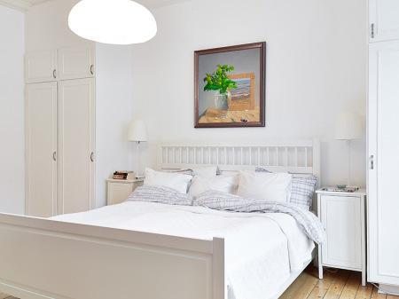 suelo de roble espigado suelo de madera sofa blanco ikea salón blanco decoración planta distribución abierta nevera negra cocina blanca muebles blancos decoración lamparas de diseño blanco iluminación del hogar estilo nórdico dormitorio decoración blanco distribuición diafana distribución diafana abierta salón cocina comedor diseño de interiores diseño de iluminación y lamparas decoración nórdica decoración moderna decoración en blanco decoración de interiores cocinas modernas cocinas de ikea cocinas blancas blog interiorismo blog interiores blog decoración adornos de colores accesorios complementos hogar 