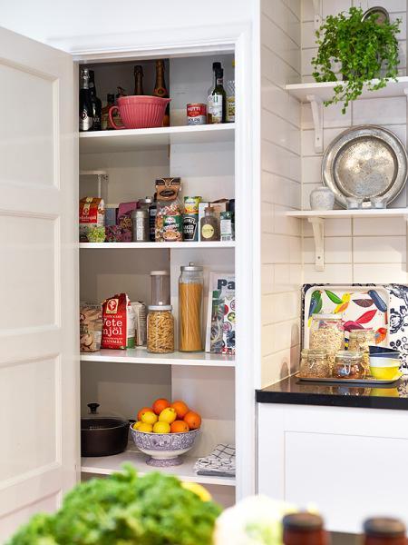 suelo de roble espigado suelo de madera sofa blanco ikea salón blanco decoración planta distribución abierta nevera negra cocina blanca muebles blancos decoración lamparas de diseño blanco iluminación del hogar estilo nórdico dormitorio decoración blanco distribuición diafana distribución diafana abierta salón cocina comedor diseño de interiores diseño de iluminación y lamparas decoración nórdica decoración moderna decoración en blanco decoración de interiores cocinas modernas cocinas de ikea cocinas blancas blog interiorismo blog interiores blog decoración adornos de colores accesorios complementos hogar 